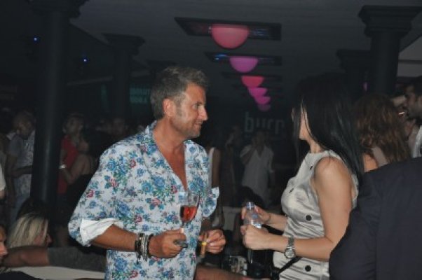 Botezatu a cochetat sâmbătă noapte în club Crush cu o brunetă